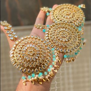 Beautiful earrings, with maang tikka